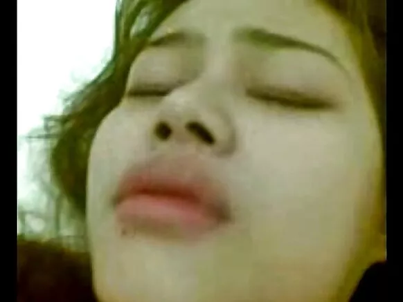 Umukobwa w’Indoneziya xxx muto wa mbere anal.