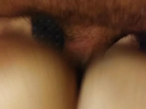 Filipina isambanya nk’imbwa HD mu bwogero, mu nda, mu videwo yo muhira.