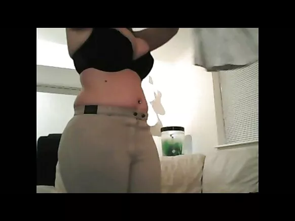 Sexy British PAWG yiyambura ubusa kandi akora striptease y’igitsina HD 18 mu mpuzu yiwe ipfutse.
