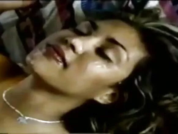 Sexy Indian slut arasambanywa mu gitereko ciwe ca mbere co muhira mu cumba co kuraramwo - cu.