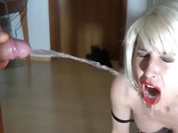 XXX lesbian anal n’umudagi MILF irangira n’inzahabu.
