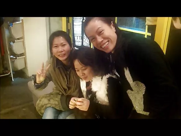 Umukobwa w'i Beijing yarafashe amasanamu y'ubusambanyi bwo muhira n'abantu bakuze.
